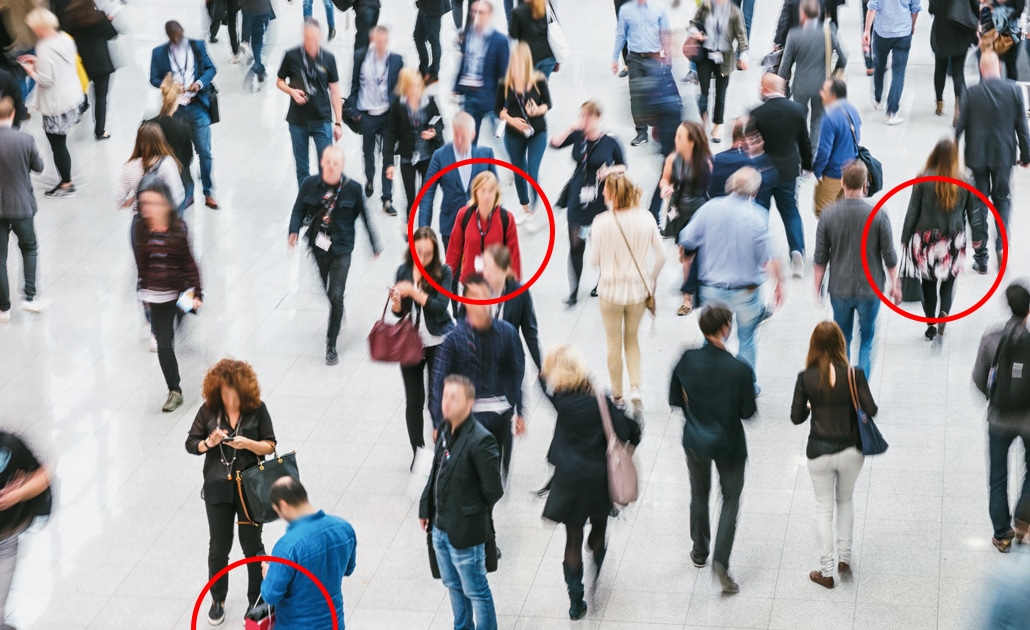 Acurity-CCTV-Overzichtsbeeld-Zoekfunctie-Personen-Rood Mensenmassa, met zoekfunctie op rode kledij.