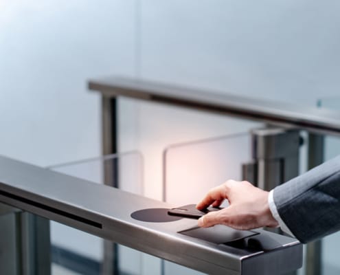 Scannen bij een toegangscontrole of poort in een bedrijf.